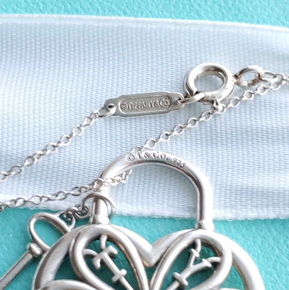 Filigree heart and key pendant necklace - Picture 6 of 10
